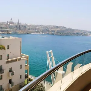 The Seafront Tower אכסניה